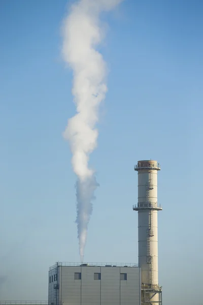 Průmyslové pohled na továrnu a kouř znečištění — Stock fotografie