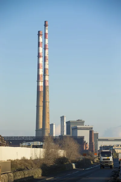 Vista industrial da fábrica com chaminé — Fotografia de Stock