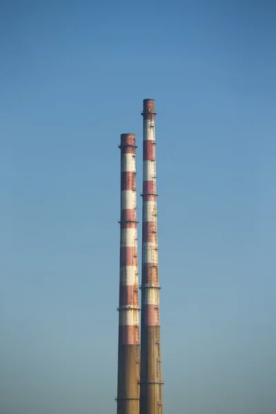 Pohled na průmyslové továrny s komínem — Stock fotografie