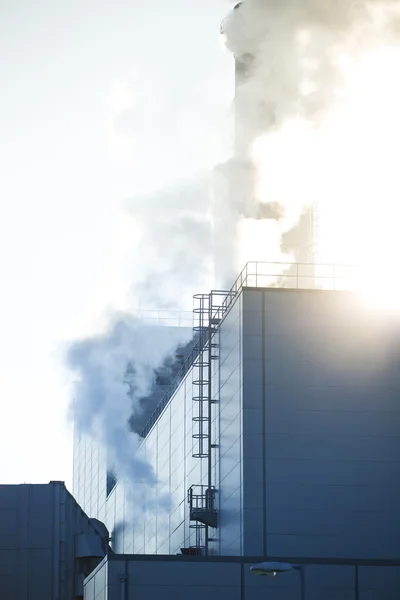 Průmyslové pohled na továrnu a kouř znečištění — Stock fotografie