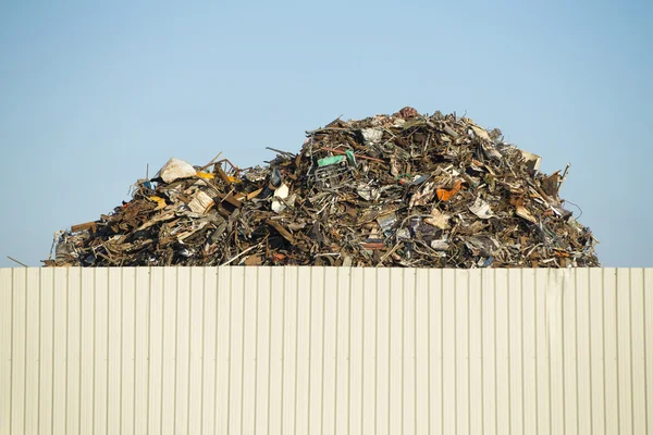 Złom w centrum recyklingu — Zdjęcie stockowe