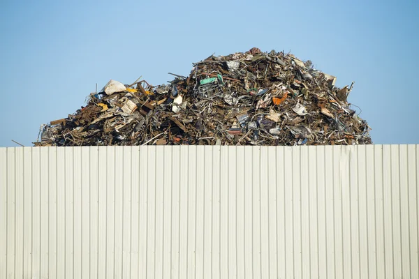 Мусор в центре переработки отходов — стоковое фото