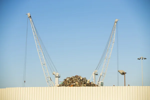 Jeřáb dráp na hromadu šrotu kovů v recyklační centrum — Stock fotografie