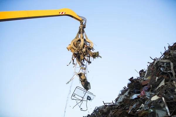 Nahaufnahme eines Krans zum Recycling metallischer Abfälle — Stockfoto