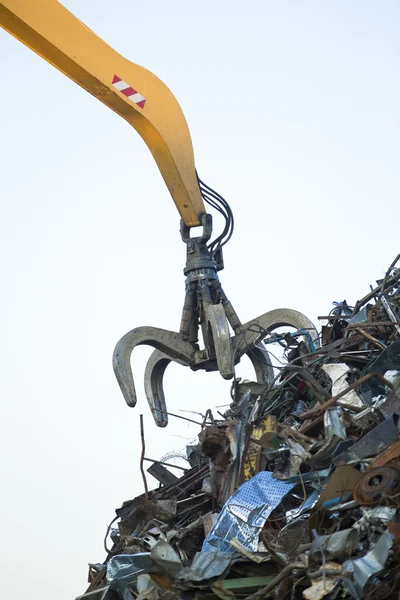 Кран захоплювач завантаження металу іржавий брухт в док-станції — стокове фото