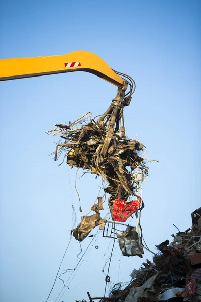 金属廃棄物のリサイクルのためのクレーンのクローズ アップ — ストック写真