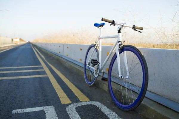 Una bicicleta de engranajes fijos — Foto de Stock