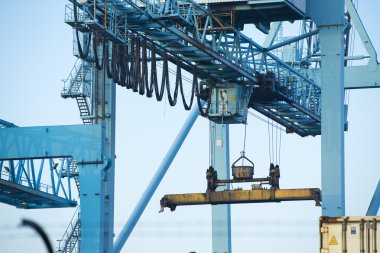 берег кран завантаження контейнерів в вантажні судна