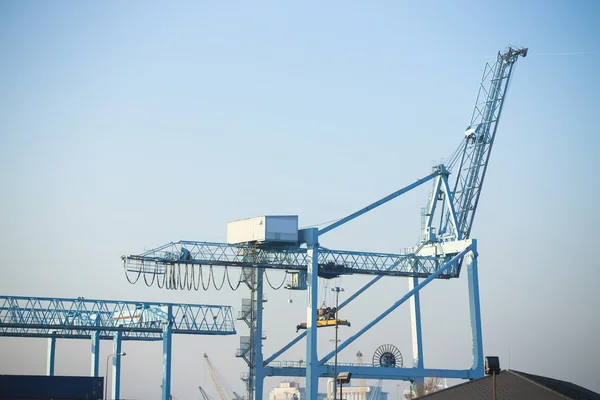 Shore crane loading containers in freight ship — Stock Photo, Image