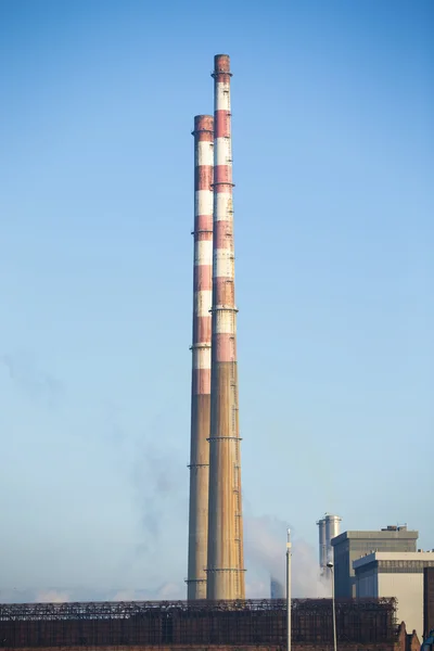 Poolbeg Generating Station na baía da cidade de Dublin — Fotografia de Stock