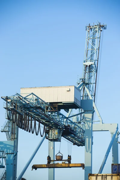 Brzeg dźwig kontenerów załadunku statku towarowego — Zdjęcie stockowe