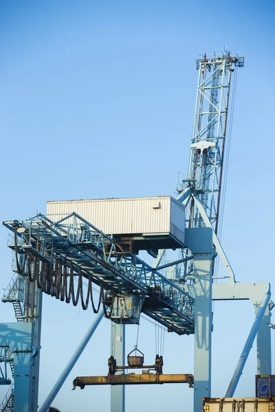 Contentores de carga de guindaste costeiro em navio de carga — Fotografia de Stock