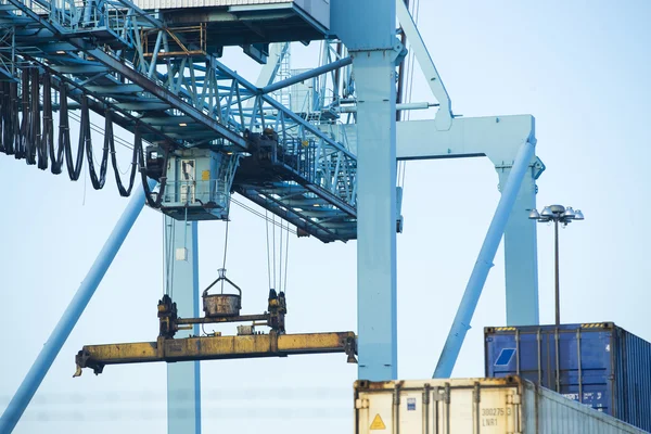 Shore crane lastning behållare i frakt fartyg — Stockfoto