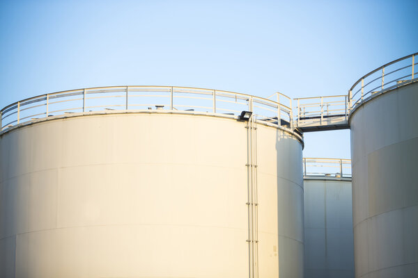 Белые резервуары
