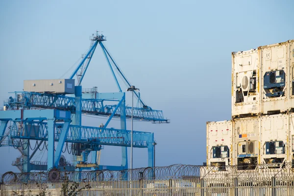 Shore crane loading containers — Stock Photo, Image