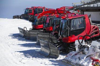 Grup için Kayak slo hazır kar tepede kar damat makinenin