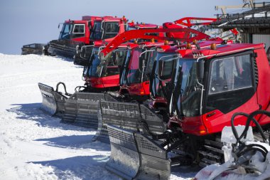 Grup için Kayak slo hazır kar tepede kar damat makinenin