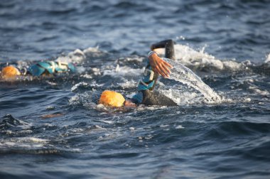 Denizde bilinmeyen yüzücü.