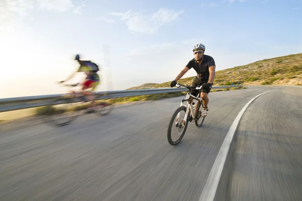 自転車男山に乗って自転車晴れた日に山の道 — ストック写真