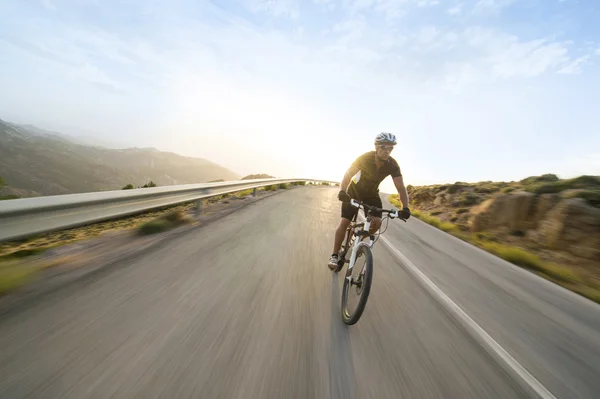 自転車男山に乗って自転車晴れた日に山の道 — ストック写真