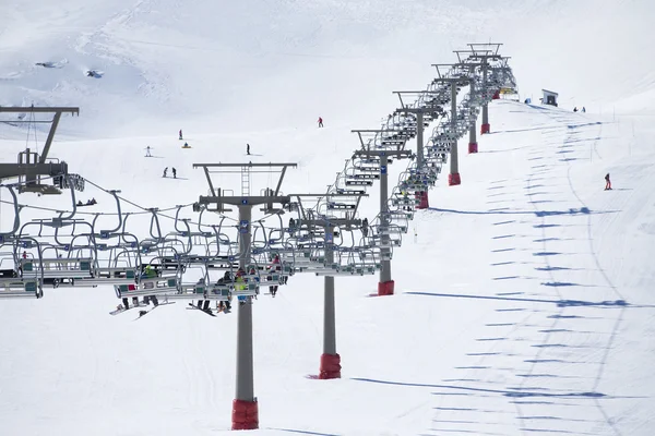 Teleferik aydınlık kış gününde — Stok fotoğraf