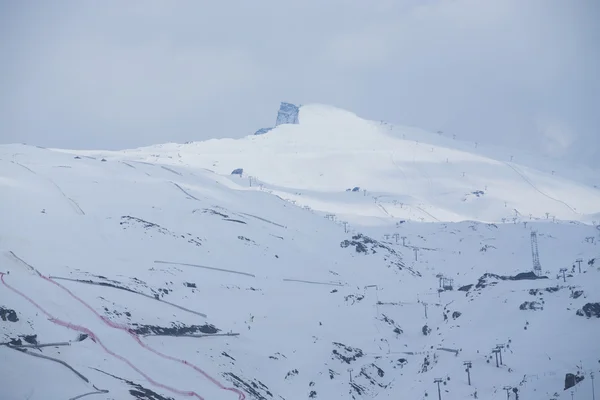 Paisaje invernal en montaña con telesilla y pista de esquí . — Foto de Stock