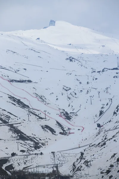 Zimowy krajobraz na górze z wyciągu narciarskiego i nartostrady. — Zdjęcie stockowe