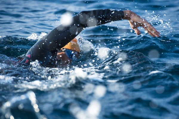 Unbekannter Schwimmer im Meer. — Stockfoto