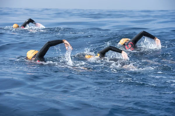 Unbekannter Schwimmer im Meer. — Stockfoto