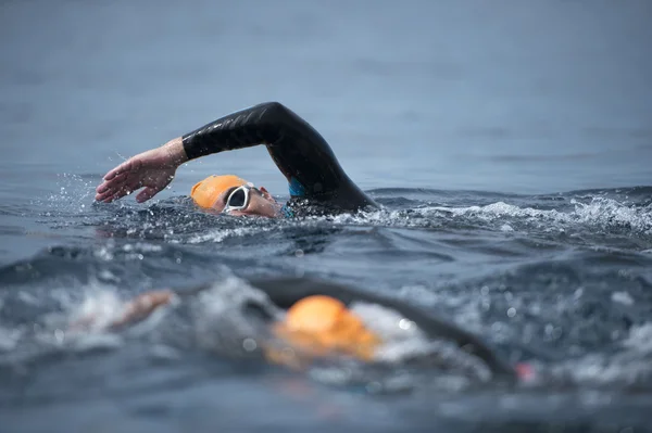 Unbekannter Schwimmer im Meer. — Stockfoto