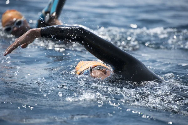 Unbekannter Schwimmer im Meer. — Stockfoto