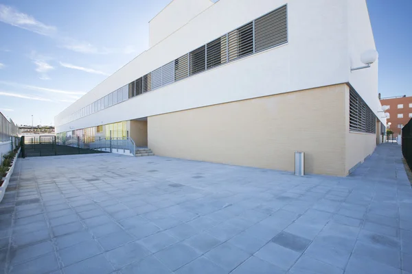 Modern public school, exterior — Stock Photo, Image