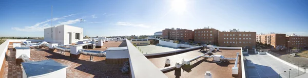 Vista sobre o telhado de um edifício de um grande ar condicionado equipar — Fotografia de Stock