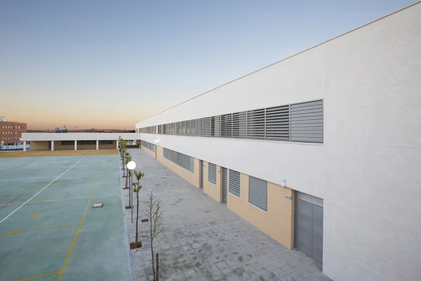 Modern public school, exterior — Stock Photo, Image