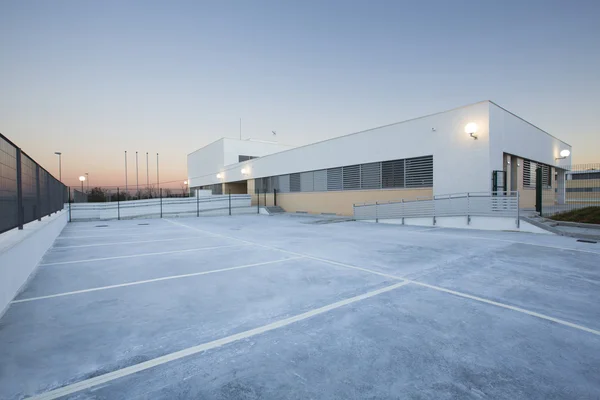 Modern public school, parking — Stock Photo, Image