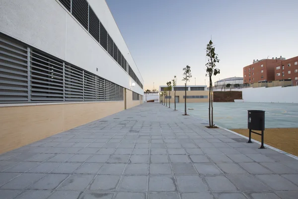 Modern public school, exterior — Stock Photo, Image