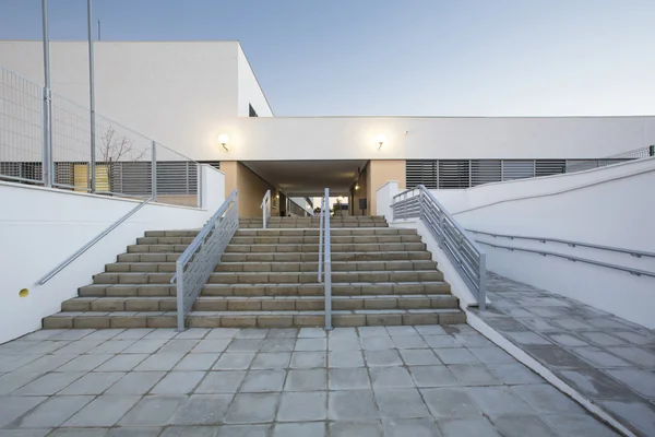 Modern public school, exterior — Stock Photo, Image