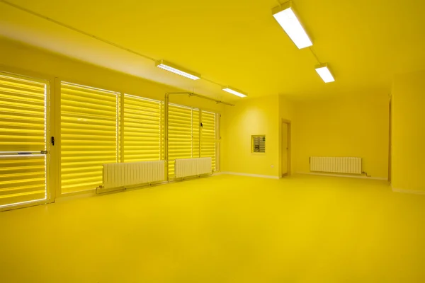 Sala de aula vazia, amarelo . — Fotografia de Stock