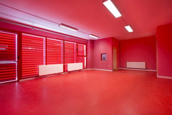 Empty classroom, red. — Stock Photo, Image