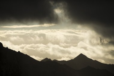 Gün batımında dağın tepesine