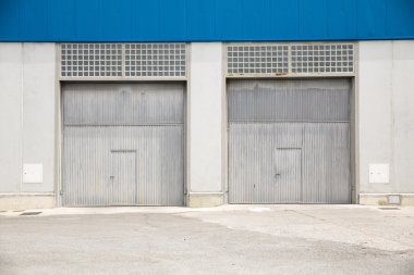 Panjur kapı, fabrika dışında.