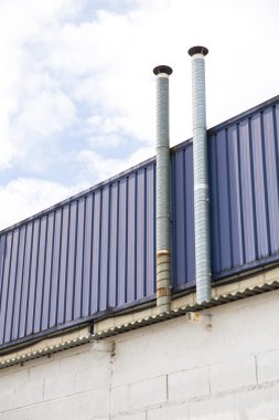 Mavi gökyüzü portre üzerinde iki havalandırma boru