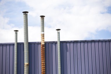 Mavi gökyüzü portre üzerinde dört havalandırma boruları