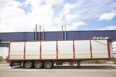 Mavi gökyüzü closeup endüstriyel yere üzerinde altı havalandırma boruları
