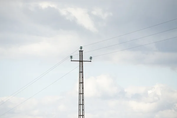 Hoog-voltage toren hemelachtergrond. — Stockfoto