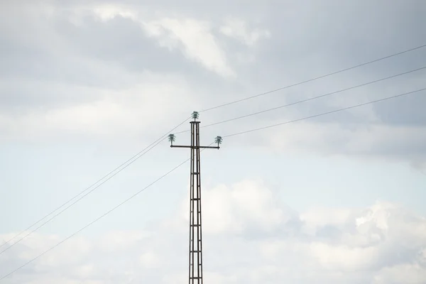 Haute tension tour ciel arrière-plan . — Photo