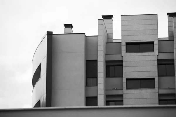 Edificio de oficinas, imagen en negro y blanco — Foto de Stock