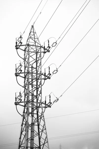 De hoogspannings elektrische energie-toren. — Stockfoto