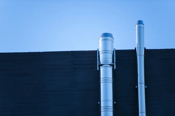 Cheminée bâtiment moderne avec ciel bleu — Photo