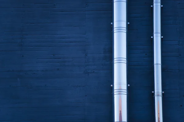 Gökyüzü mavisi olan modern bir baca.